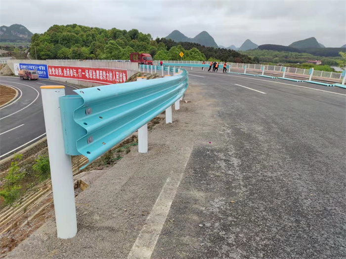 高速公路波形護(hù)欄